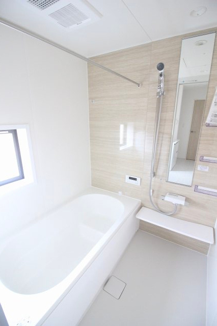 グラファーレ　小山市雨ケ谷新田　2号棟の浴室|清潔感あるナチュラルな浴室♪浴室乾燥機付きで、雨の日のお洗濯にも安心です。