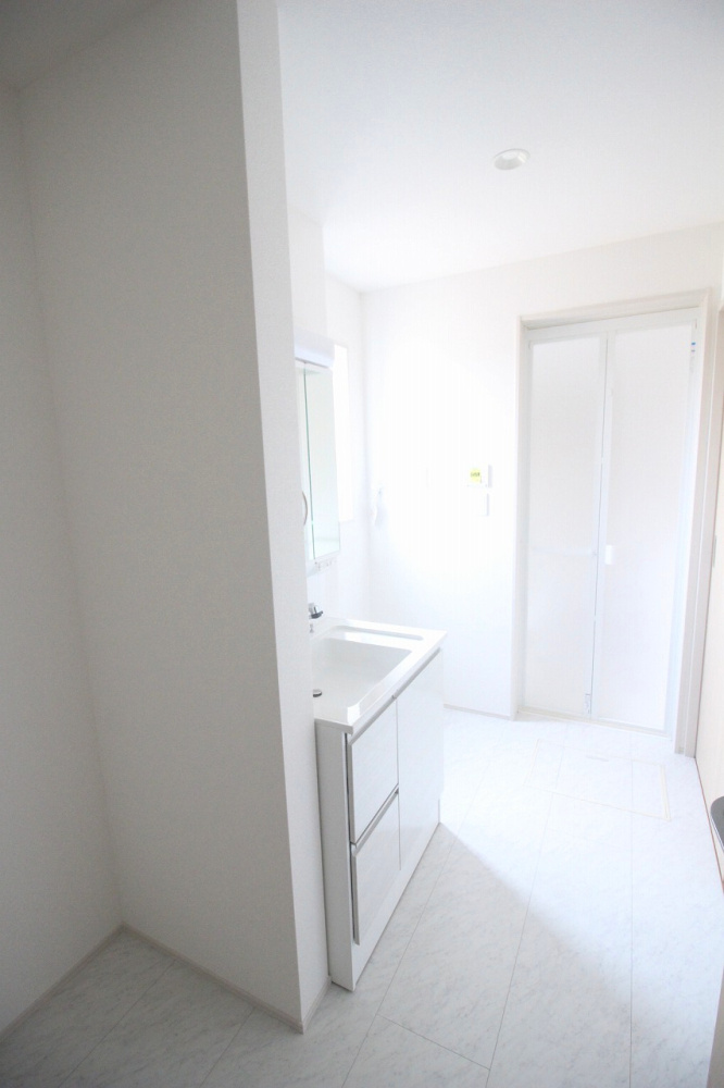 グラファーレ　小山市雨ケ谷新田　2号棟の脱衣所|広めの脱衣スペースは洗濯動線も良好♪室内干しにも対応できる明るい空間です。