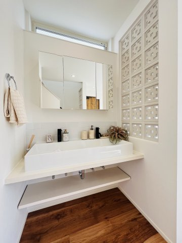 辻堂元町2丁目の独立洗面台|フラワーブロックがアクセント◎