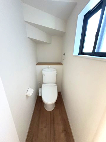 【トイレ】 | 春日市須玖南6丁目2期　1号棟（全2棟）【仲介手数料無料・0円】 | 現地写真。1階のトイレです。