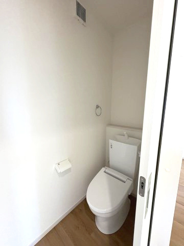 【トイレ】 | 春日市須玖南6丁目2期　1号棟（全2棟）【仲介手数料無料・0円】 | 現地写真。2階にもトイレです。