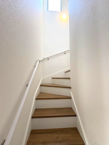 【内装】 | 春日市須玖南6丁目2期　1号棟（全2棟）【仲介手数料無料・0円】 | 現地写真。2階へ上がる階段です。手摺もついて安全ですね。