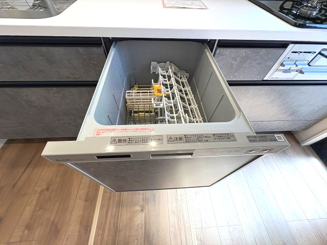 【キッチン】 | 春日市須玖南6丁目2期　1号棟（全2棟）【仲介手数料無料・0円】 | 現地写真。食洗器が付いてます。