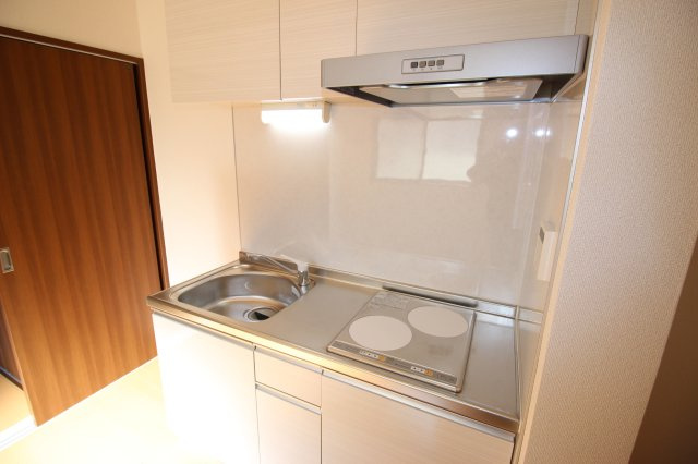 京都市伏見区新町１２丁目の賃貸マンションのキッチン|IHシステムキッチンです。