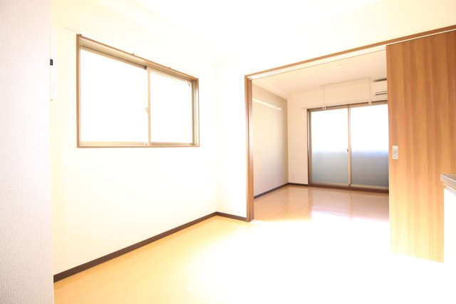 京都市伏見区新町１２丁目の賃貸マンションの洋室|手前がDK・扉より奥が洋室です。