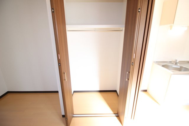 京都市伏見区新町１２丁目の賃貸マンションの収納|クローゼットです。