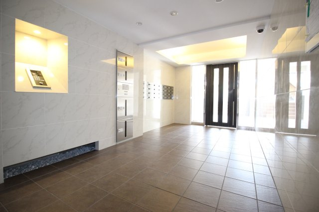 京都市伏見区新町１２丁目の賃貸マンションのエントランス