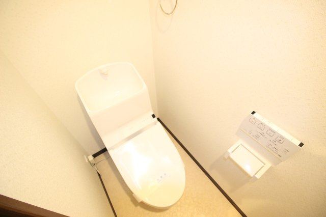 京都市伏見区新町１２丁目の賃貸マンションのトイレ|ウォシュレット付トイレです。