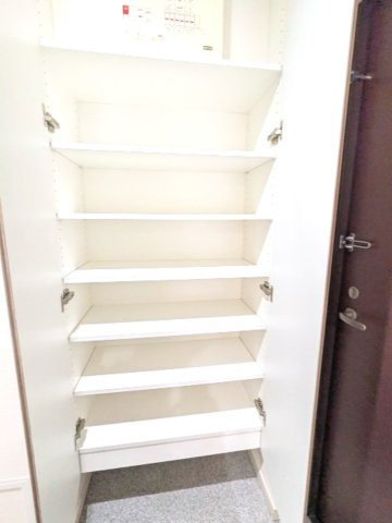 N-stage上野の玄関|手前に物も置ける奥行き、収納豊富なトールタイプのシューズBOXです