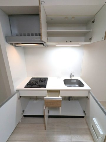 N-stage上野の設備|ガス2口システムキッチン、豊富な収納、瀟洒でお手入れ楽なガラストップコンロです
