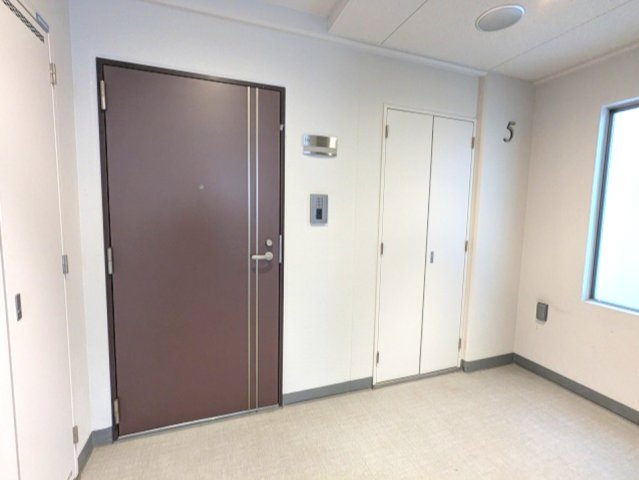 N-stage上野の設備|角部屋、雨に濡れないでエレベーターへ移動できる場所です