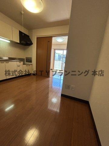 仲介手数料０円！プリミエール川名の居間・リビング