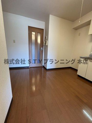 仲介手数料０円！プリミエール川名の居間・リビング