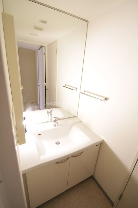 ドゥーエ横濱台町の独立洗面台