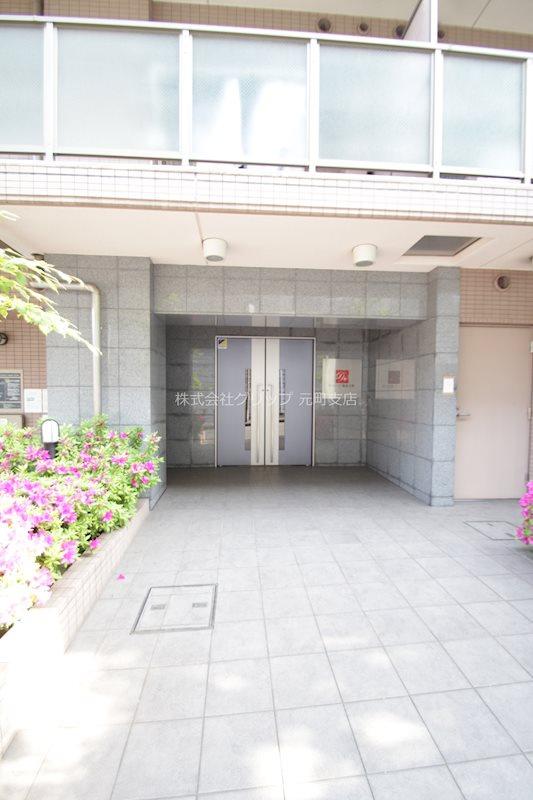 ドゥーエ横濱台町のエントランス