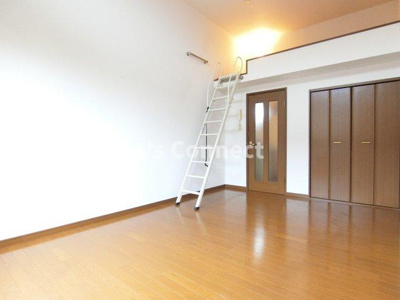 【居間・リビング】 | クレール成田 | ８帖の洋室にロフト付きです。