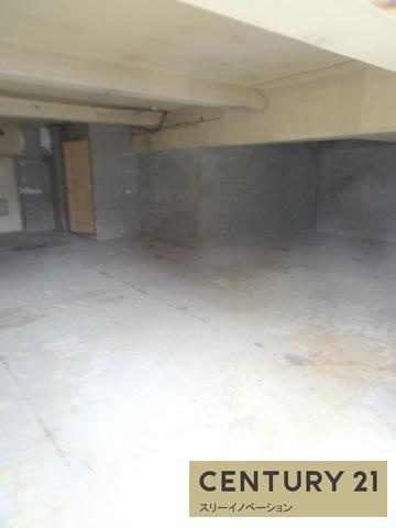 大阪市大正区泉尾４丁目の店舗一部の内装|１階倉庫部分・車庫でも使用可能！