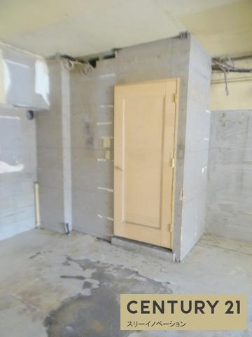 大阪市大正区泉尾４丁目の店舗一部の内装|１階倉庫部分・車庫でも使用可能！