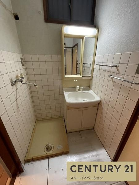 北村1丁目中古戸建の独立洗面台|広々した脱衣所！
