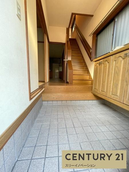 北村1丁目中古戸建の玄関|広々玄関スペース！