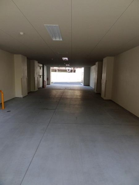 スプランディッド大阪ＷＥＳＴのその他共用部分|ここを通って敷地内駐車場へ！