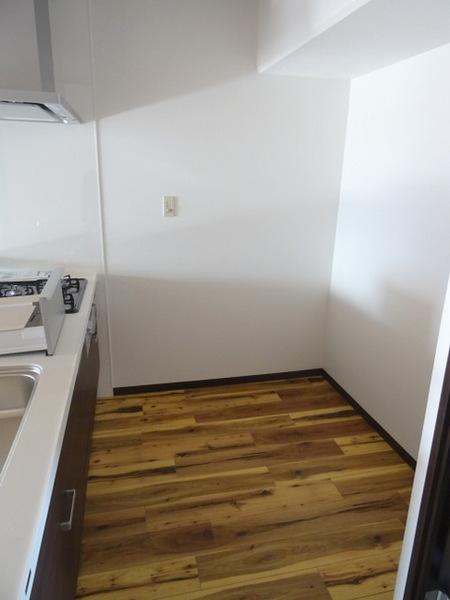 エバーグリーン12号棟のキッチン|広々キッチンスペース！