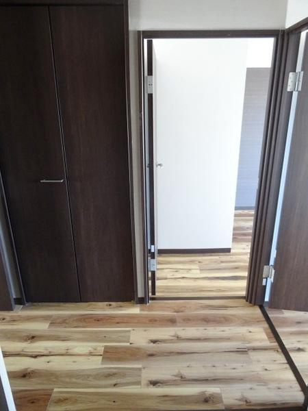 エバーグリーン12号棟の玄関|玄関から見た感じ！