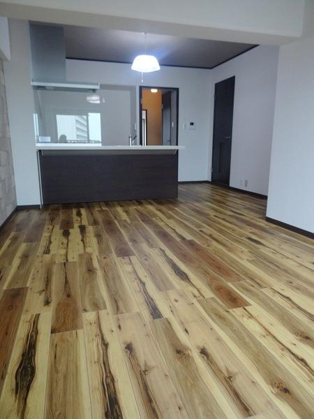 エバーグリーン12号棟の居間・リビング|いい感じの室内！