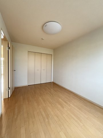 アース・カラーの洋室