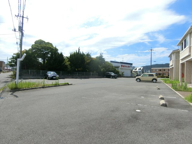 アース・カラーの駐車場