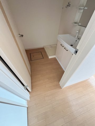 アース・カラーの洗面所