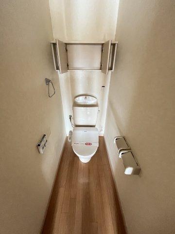 アース・カラーのトイレ