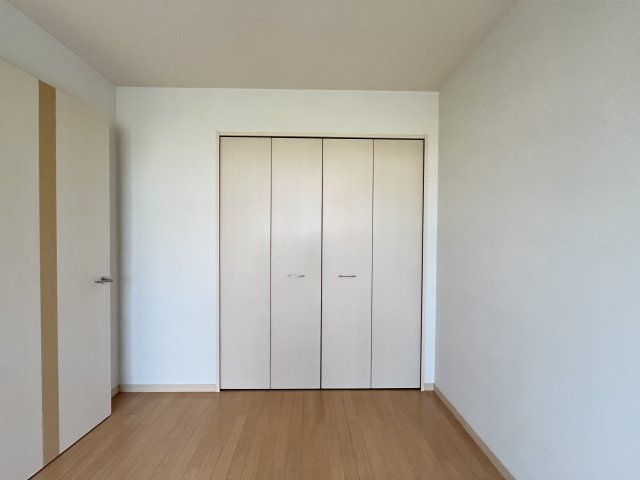 アース・カラーの洋室