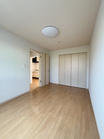 アース・カラーの洋室