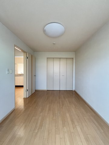 アース・カラーの洋室