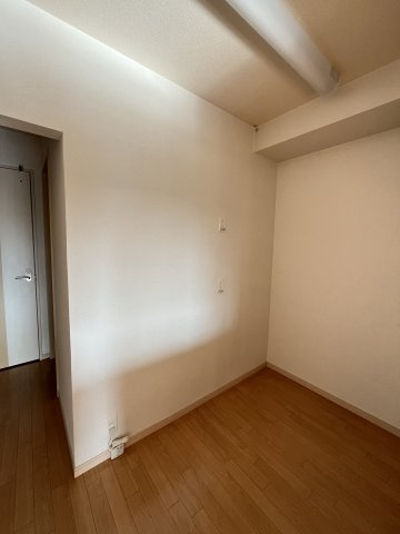 アース・カラーの洋室