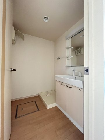 アース・カラーの洗面所