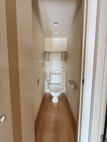 アース・カラーのトイレ