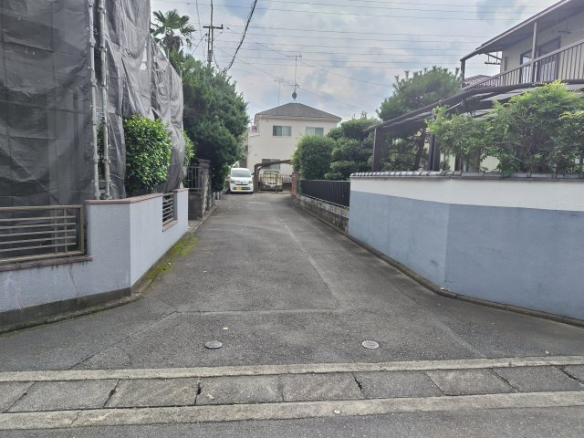 鴻巣市天神５丁目の売地の前面道路含む現地写真