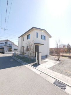 【外観】 | 角地に建つ開放感あふれる住まいを是非ご見学にいらして下さい。