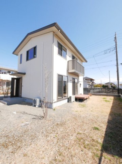 【外観】 | 広々とした庭付きで家庭菜園も可能　ウッド調デッキ付き