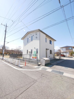 【前面道路含む現地写真】 | 角地に建つ開放感あふれる住まい　歩道付きで安心です。