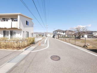 【前面道路含む現地写真】 | 交通量が少なく、幅員7.5ｍの道路