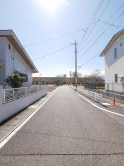 【前面道路含む現地写真】 | 交通量が少なく、幅員7.5ｍの道路