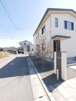 【外観】 | 外構工事済　植栽がとてもお洒落な雰囲気です。