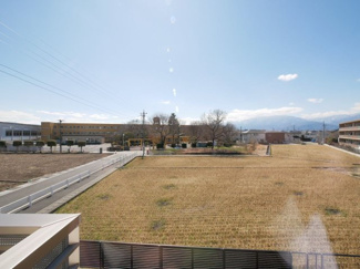 【展望】 | 2階より南側を望む　敷島南小学校が見えています。