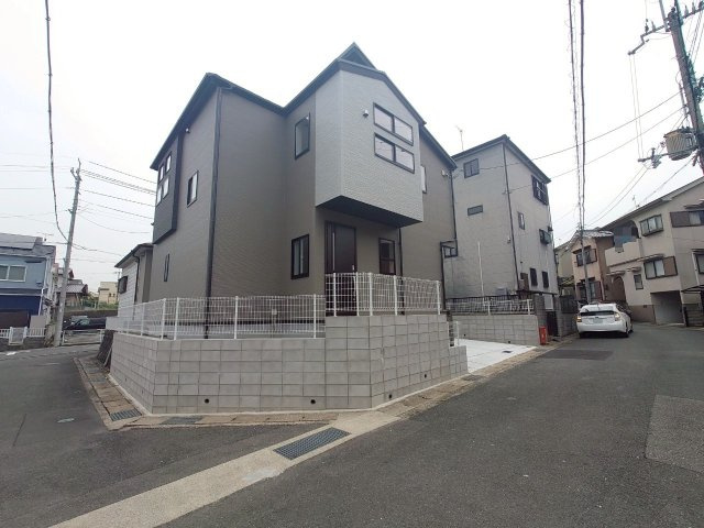 ◆角地限定１棟◆収納豊富な４ＬＤＫ◆並列駐車２台可(車種による)◆亀岡市篠町森下宮ノ谷の前面道路含む現地写真|前道