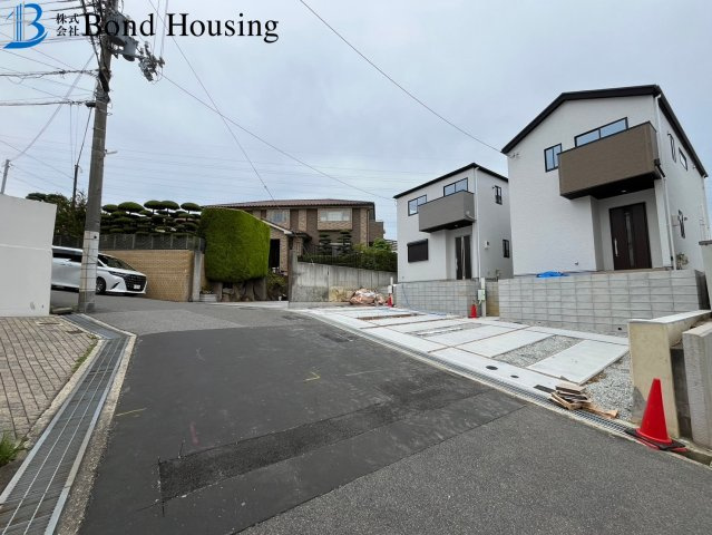 駐車並列2台　WIC付き　垂水区本多聞６丁目 １号地 新築戸建ての前面道路含む現地写真