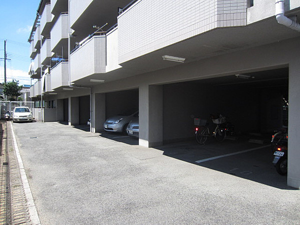 グランドール岸和田の駐車場|駐車スペースもあります