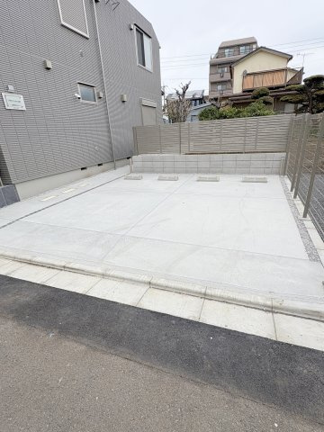 フラワーシャイン82の駐車場